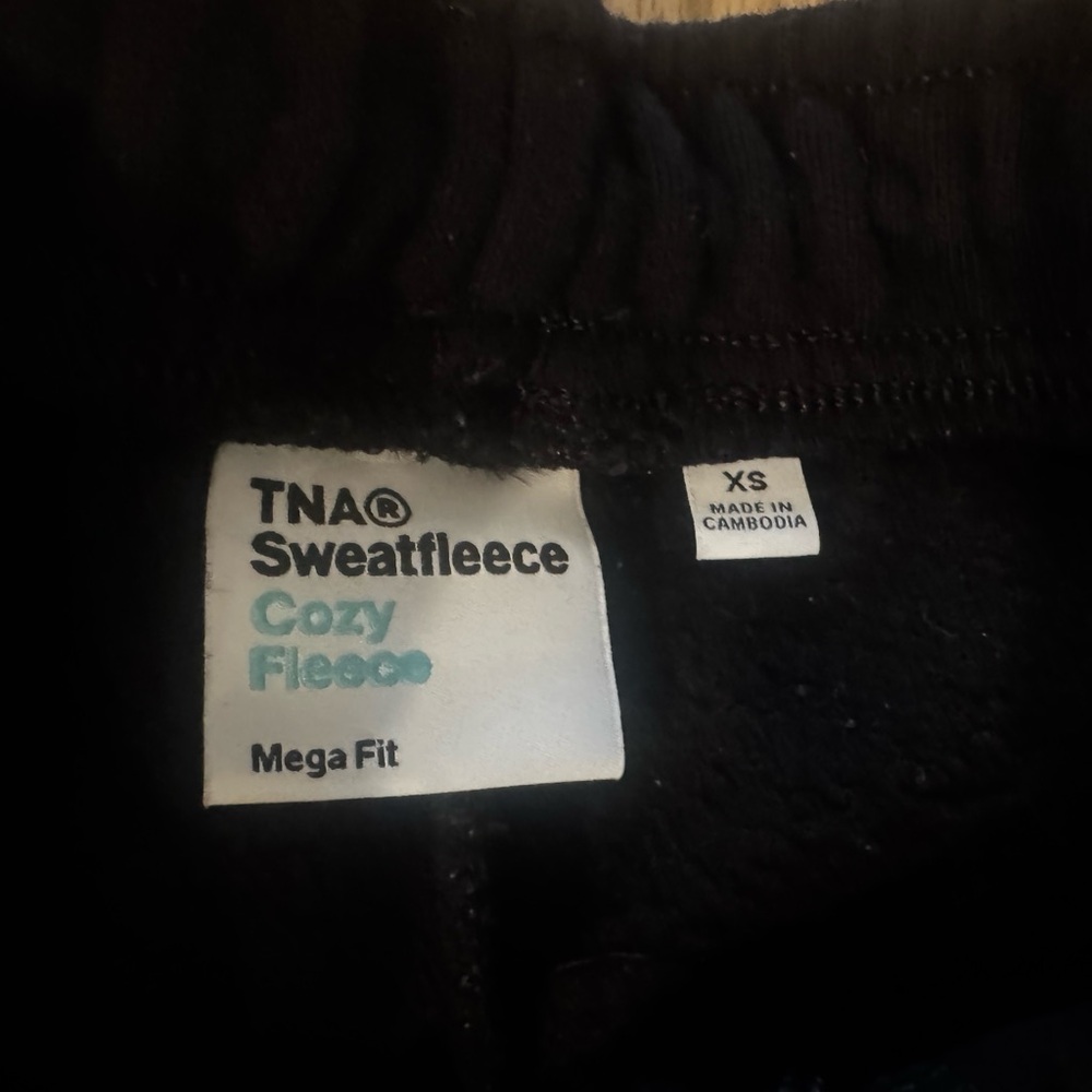 Aritzia TNA Cozy SweatFleece Mega Cargo Sweatpants in Black - Picture 3 of 5